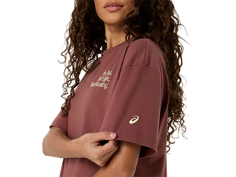 WOMEN'S RUNNER MESSAGE GRAPHIC RELAXED TEE - RUSTED ROCK