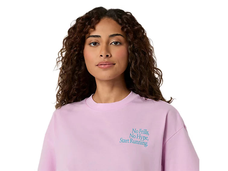 WOMEN'S RUNNER MESSAGE GRAPHIC RELAXED TEE - HAZY LILAC